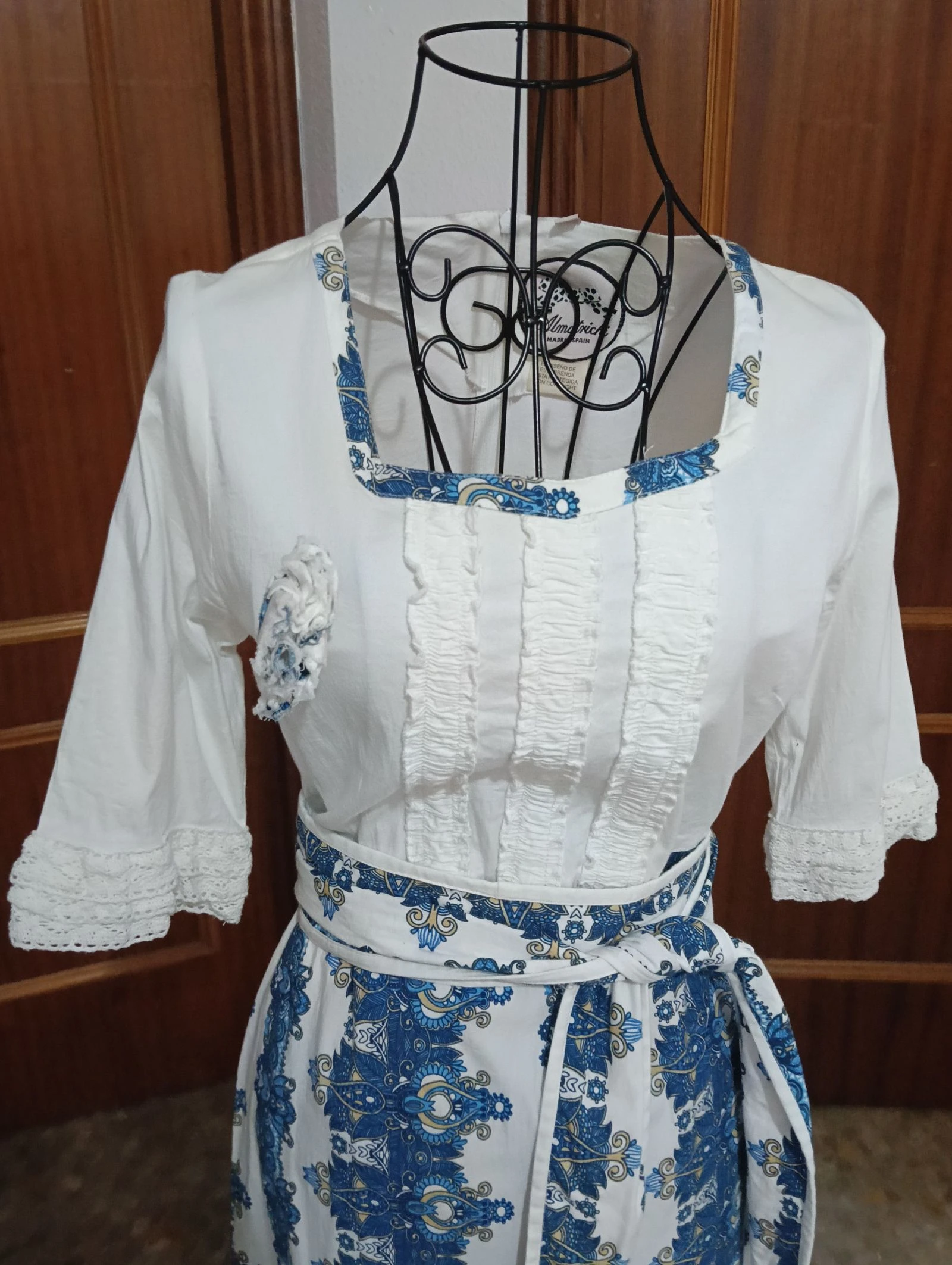Witte blousejurk met kant, bedrukte rok en bijpassende riem – photo 3